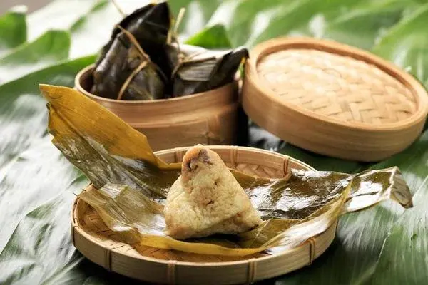 Arroz pegajoso com folhas de bambu: