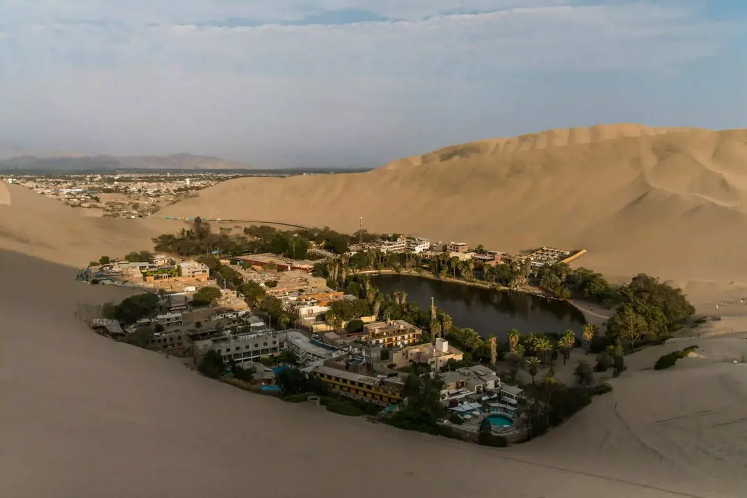 A cidade de Huacachina no Peru é um Oasis no deserto, despertando curiosidade nos viajantes da América do Sul.