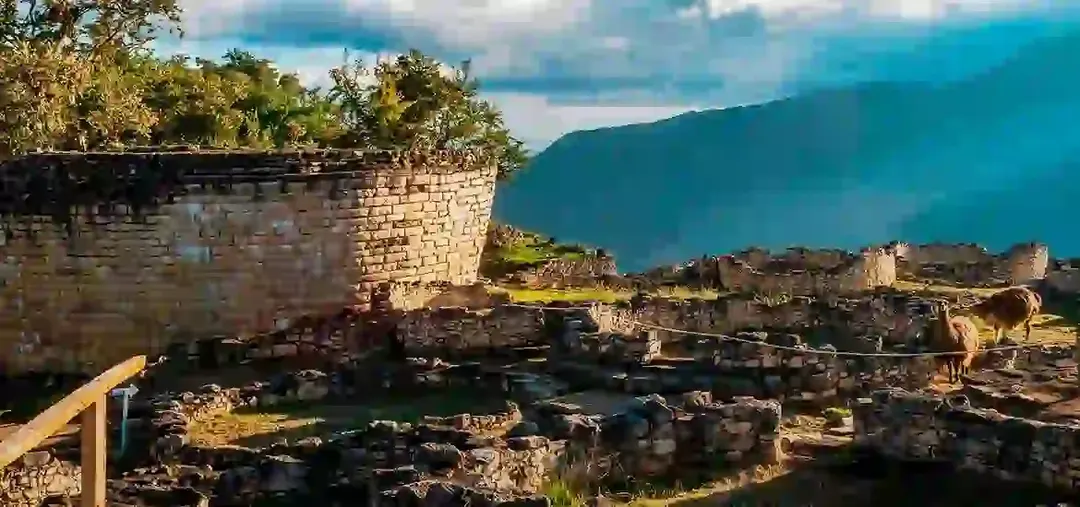 Ruínas de Kuelap no Peru atraem visitantes na América do Sul.