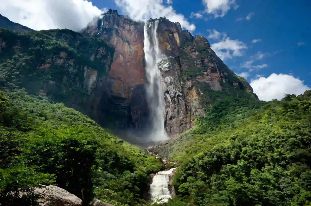 A cachoeira mais alta do mundo fica em Salto Ángel, na Venezuela e é um destino muito procurado na América do Sul.