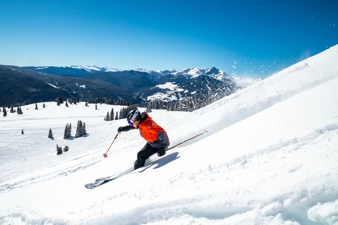 pessoa esquiando em Vail colorado