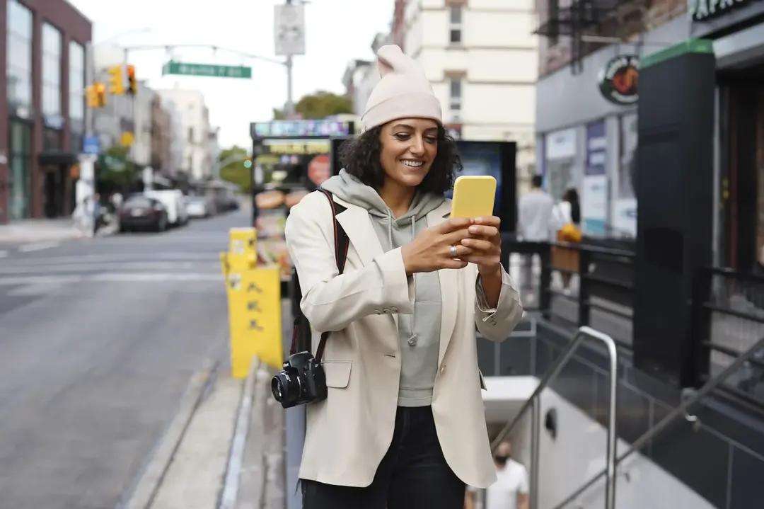 Mulher viajante em video chamada em um smartphone