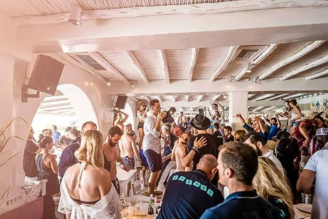 Beach clubs de Mykonos: luxo, festas, gastronomia.