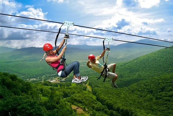 duas pessoas descendo de tirolesa em Samaná República Dominicana