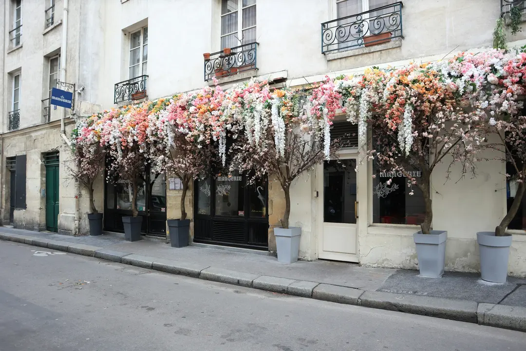 Foto do bairro Marais em post sobre como economizar em hoteis de luxo em Paris