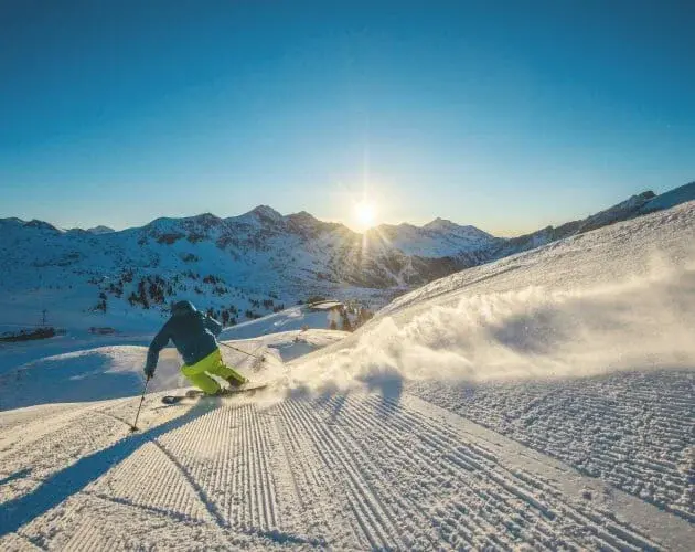 homem descendo montanha congelada de esqui