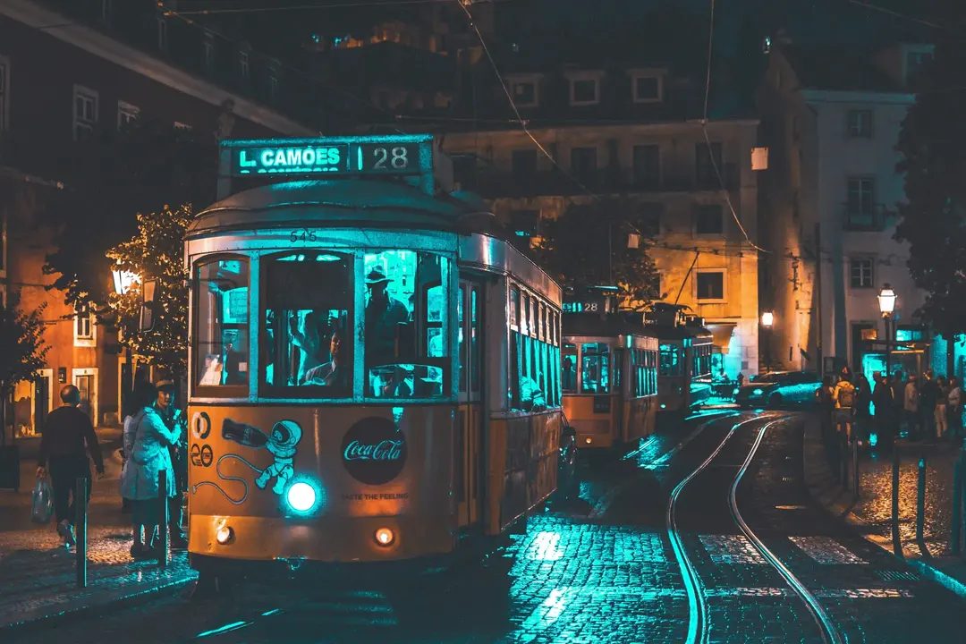 Bonde elétrico em Lisboa iluminado à noite, um dos destinos na Europa mais charmosos para visitar em 2025.