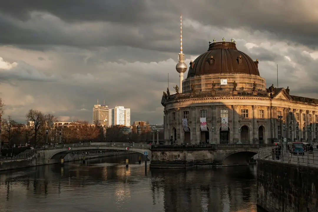 Museu Bode com a Torre de TV ao fundo em Berlim, um destino na Europa que une modernidade e história em 2025.