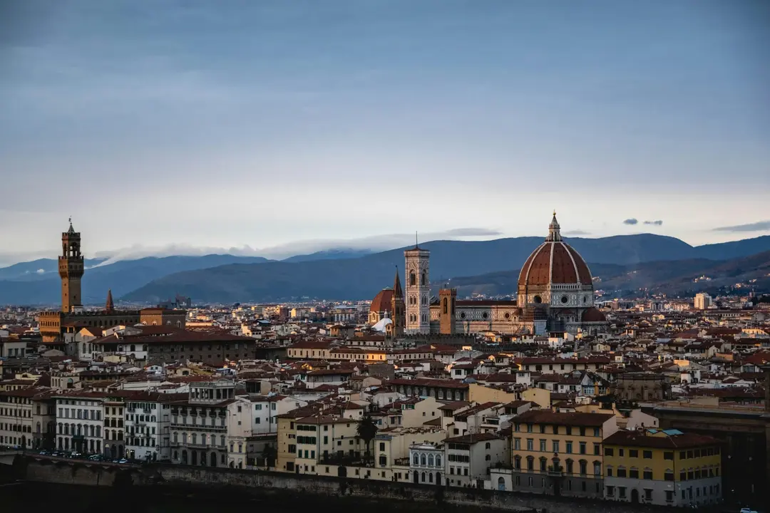 Vista panorâmica de Florença com a cúpula da Catedral de Santa Maria del Fiore, um destino na Europa histórico e cultural para 2025.