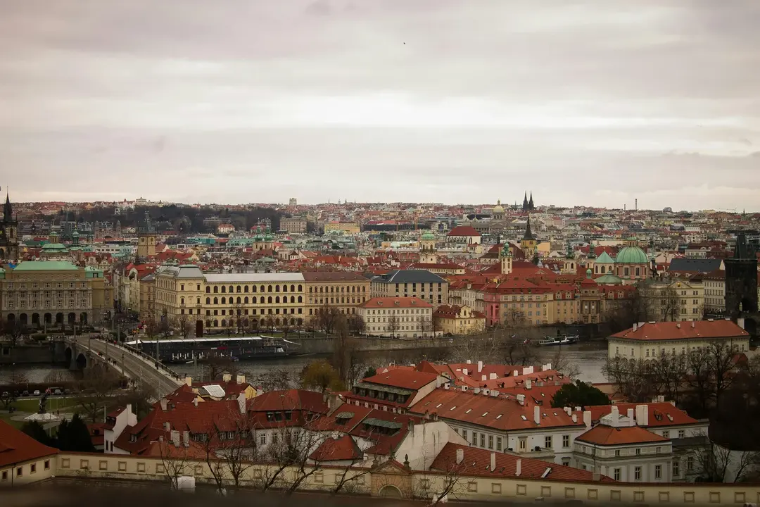 Vista panorâmica de Praga com telhados vermelhos e monumentos históricos, um destino na Europa imperdível em 2025.
