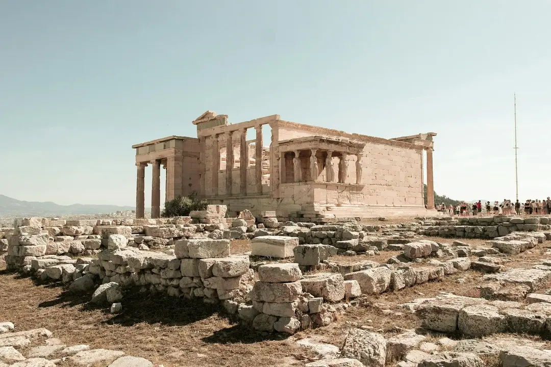 Ruínas da Acrópole em Atenas sob o céu azul, destino na Europa com história viva para explorar em 2025.