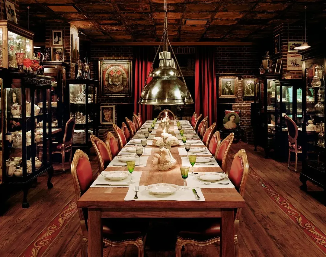 Ambiente acolhedor do restaurante El Mercado, com decoração rústica e mesas arrumadas em um espaço iluminado.